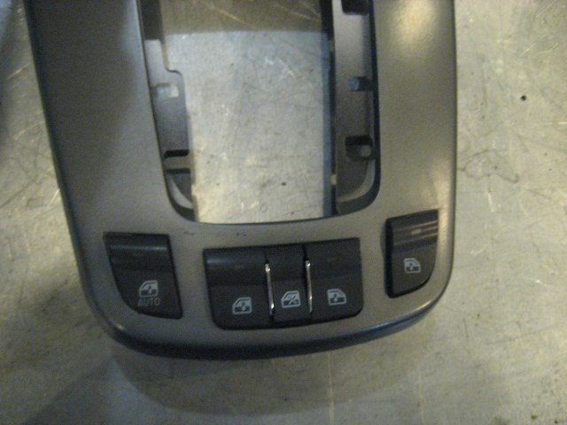 07  EQUINOX Center Radio / Shift Trim Surround  R16952