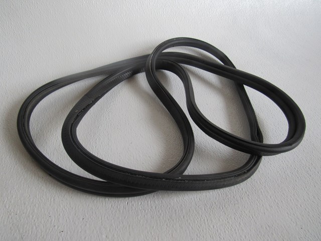 04 BMW M3 Rear Trunk Seal  R18099