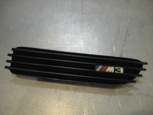 04 BMW M3 RH Fender Grille Vent  R18110