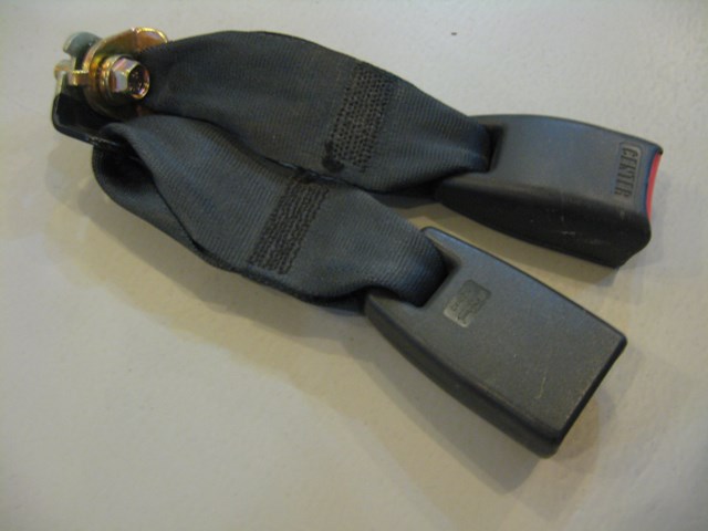 02 Subaru IMPREZA Rear Seat Belt Buckles  R4535