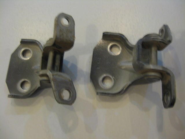 02 Subaru IMPREZA Passenger Door Hinges  R4660
