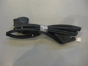 02 Subaru IMPREZA WRX Front RH Door Seal  R4849