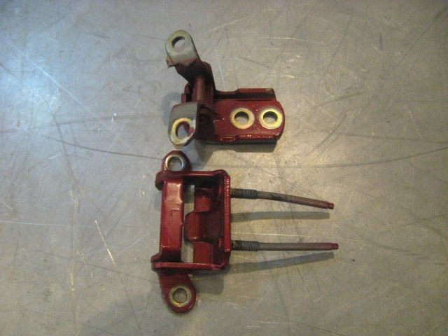 05 Infiniti G35 Rear LH Door Hinge Set  R18521