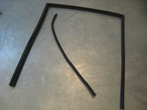 05 Infiniti G35 Rear LH Door Seal Moudling  R18533