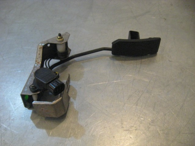 05 Infiniti G35 Gas Pedal AT  R18593