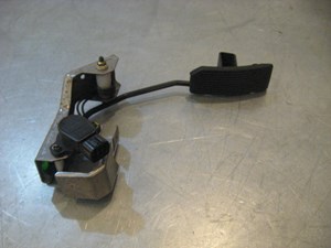 05 Infiniti G35 Gas Pedal AT  R18593