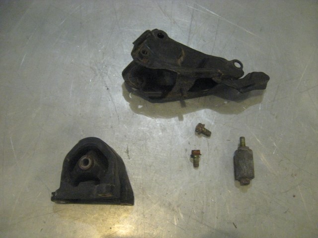 04 Acura RSX Engine / Trans Mount & Bracket  R19215