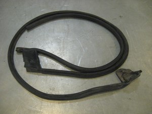 02 Subaru IMPREZA Front RH Door Seal On Door  R19345