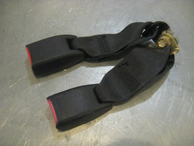 02 Subaru IMPREZA Rear LH / Center Seat Belt Buckles  R19471