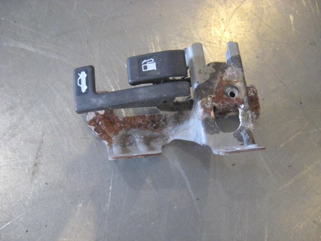 02 Subaru IMPREZA Trunk / Gas Release Levers  R19512