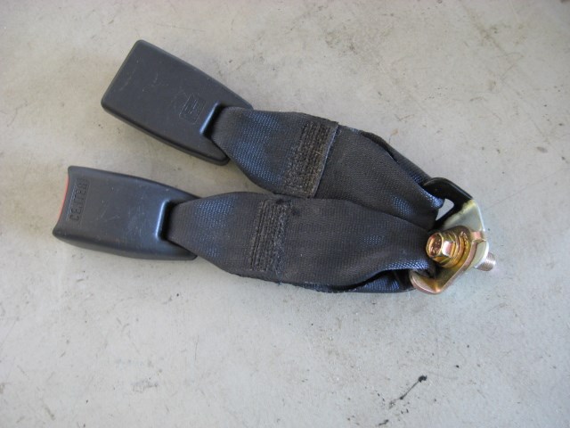 02 Subaru IMPREZA RS Rear Center Seat Belt Buckles  R7639
