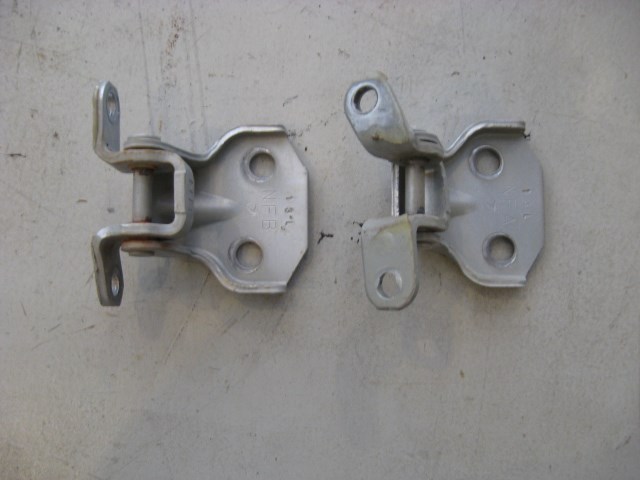 02 Subaru IMPREZA RS Front RH Door Hinge  R7738