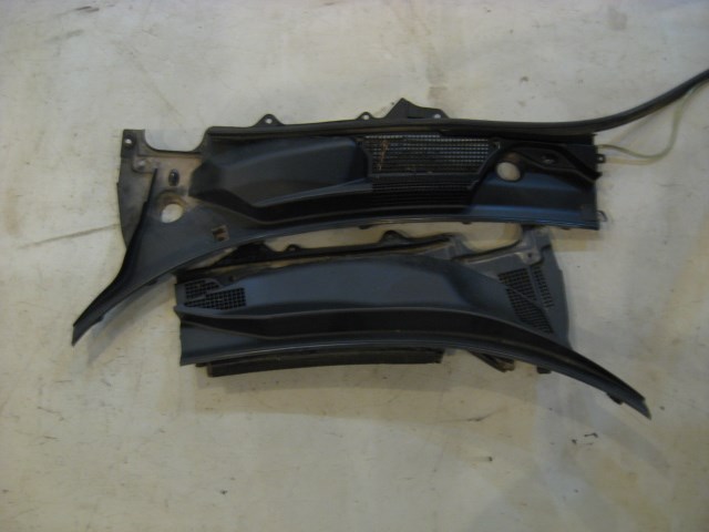 06 Nissan 350Z Cowl Vent Panel  R8121