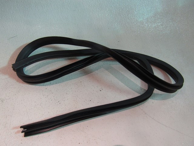 04 Subaru IMPREZA LH Driver Front Door Seal  R8652