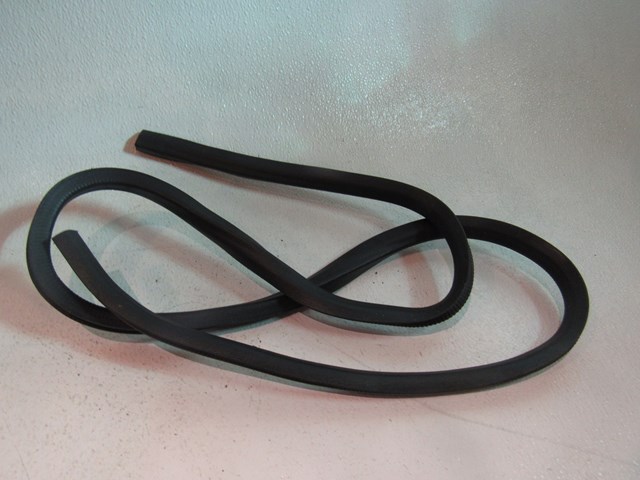 04 Subaru IMPREZA LH Driver Front Door Seal  R8652