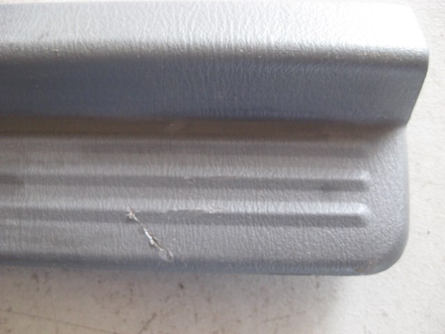 04 Subaru IMPREZA Front LH Driver Door Sill Plate  R8655