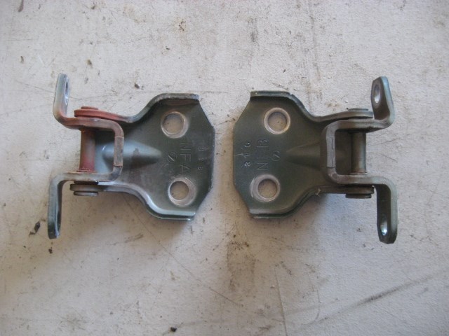 04 Subaru IMPREZA Front LH Driver Door Hinges  R8679