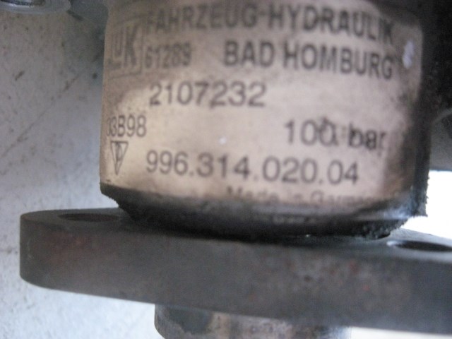 98 Porsche BOXSTER Power Steering Pump Assembly 99631402004 (Tank) - 99631422002