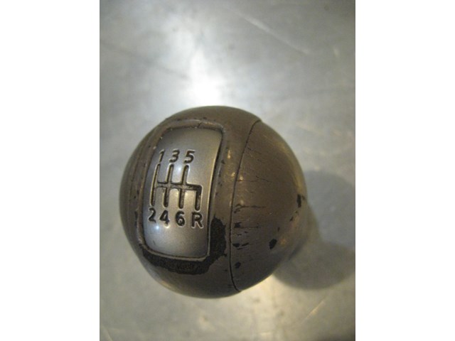 04 Infiniti G35 MT Tan Shift Knob  R15187