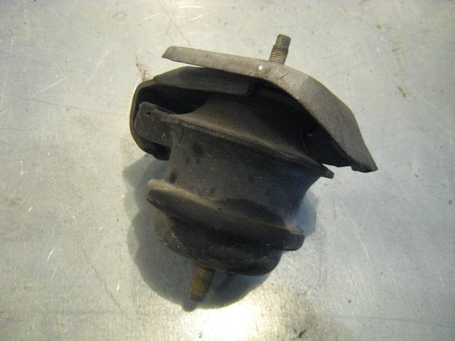 04 Infiniti G35 LH Engine Mount  R15336