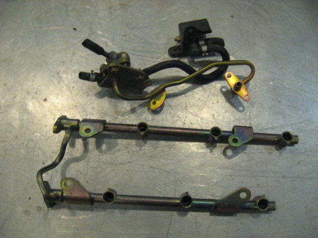 06 Nissan 350Z Fuel Rail Assy  R15797