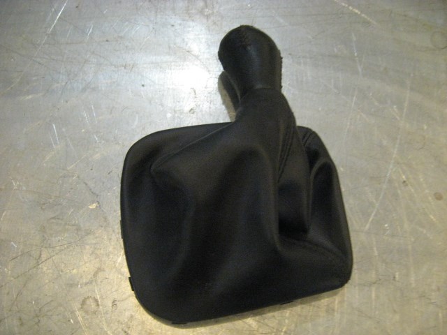 2008 Subaru IMPREZA M/T Manual Gear Shift Knob / Boot OEM R15897