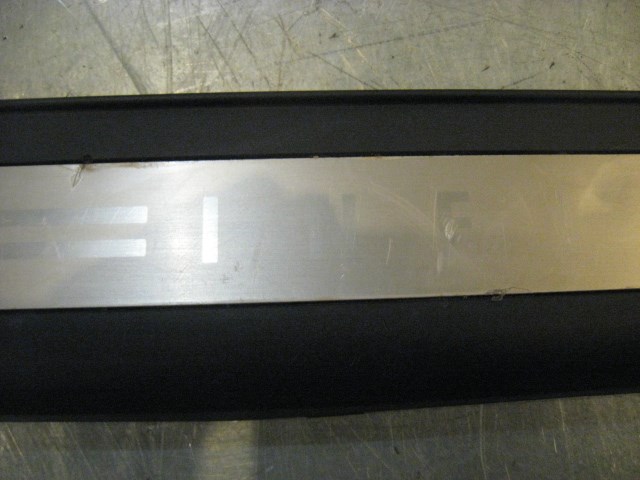 04 Infiniti G35 RH Passenger Door Sill Plate 76894 AM800 R16360