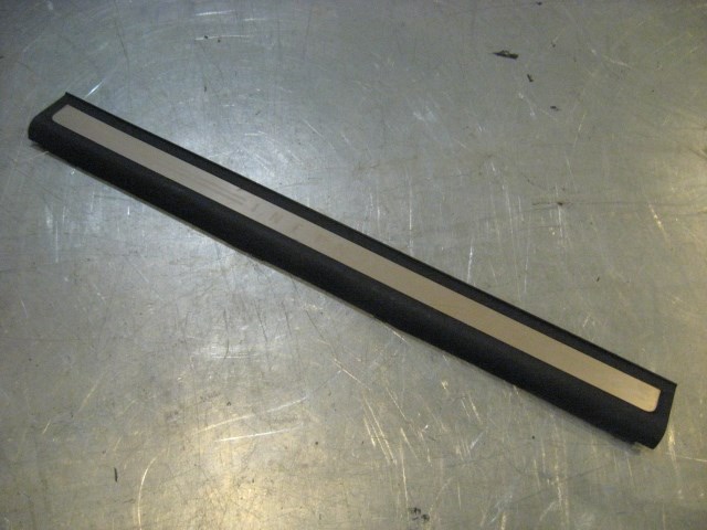 04 Infiniti G35 RH Passenger Door Sill Plate 76894 AM800 R16360