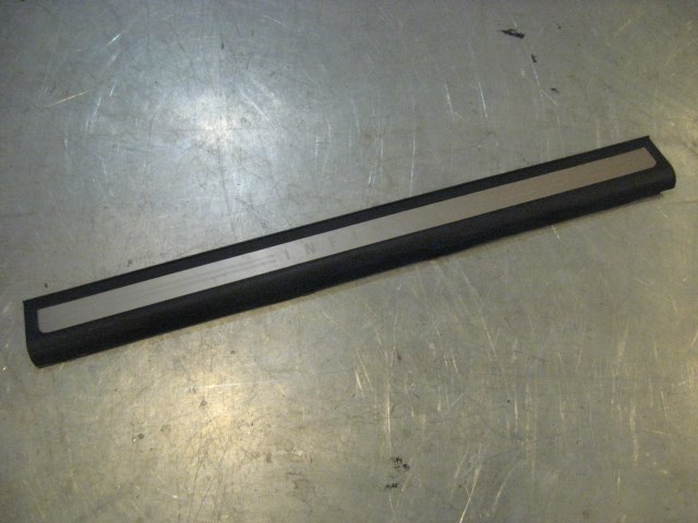 04 Infiniti G35 LH Driver Door Sill Plate 76895 AM800 R16403