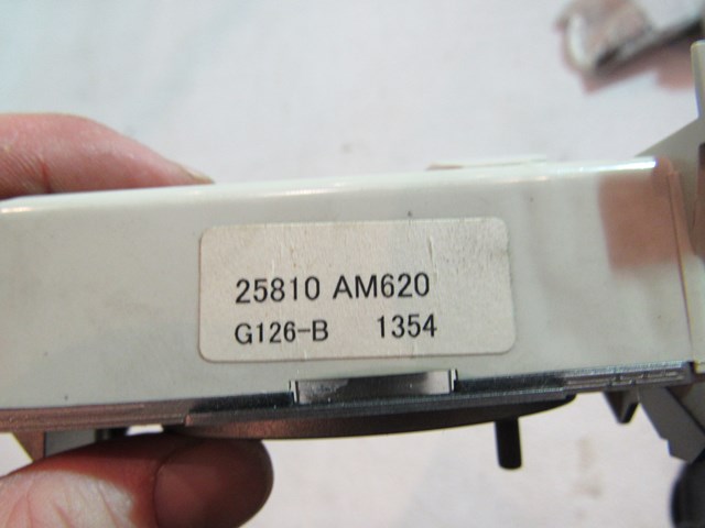 04 Infiniti G35 Center Dash Clock 25810 AM620 R16443