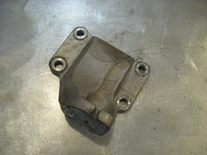 04 Infiniti G35 RH Engine Mount Bracket  R16554