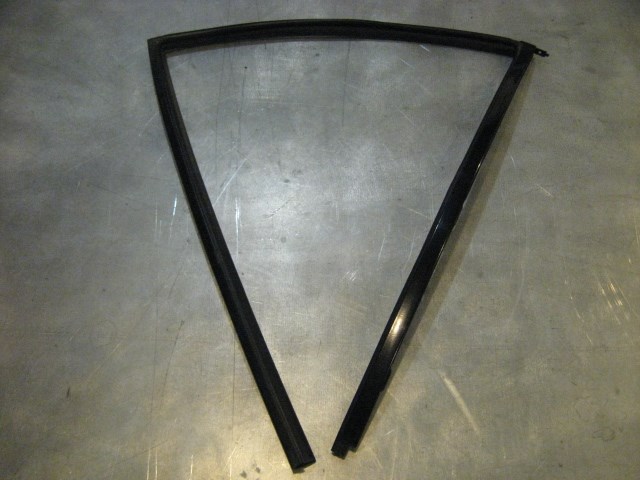 06 Infiniti G35 Sedan Rear LH Upper Window Seal  R16622