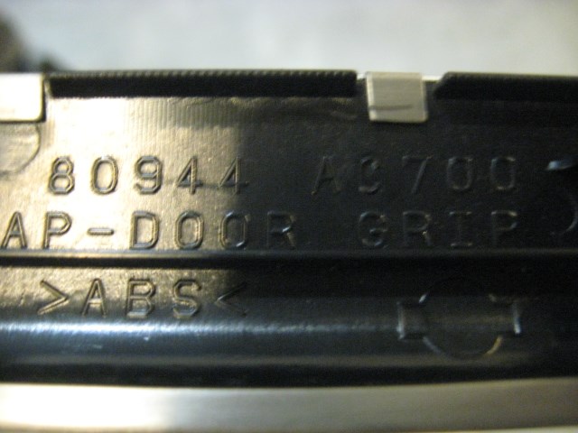 06 Infiniti G35 RH Door Grip Finisher Cap 80944 AC700 R16659