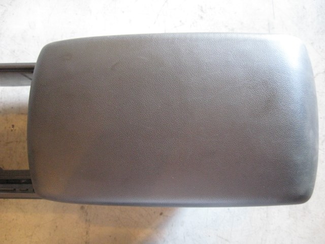 09 Mazda 3 Center Console Assembly  R9096