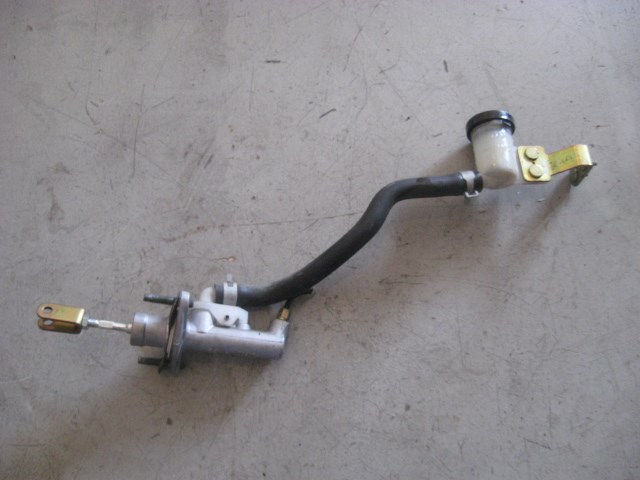 04 Nissan 350Z Clutch Master Cylinder  R9410