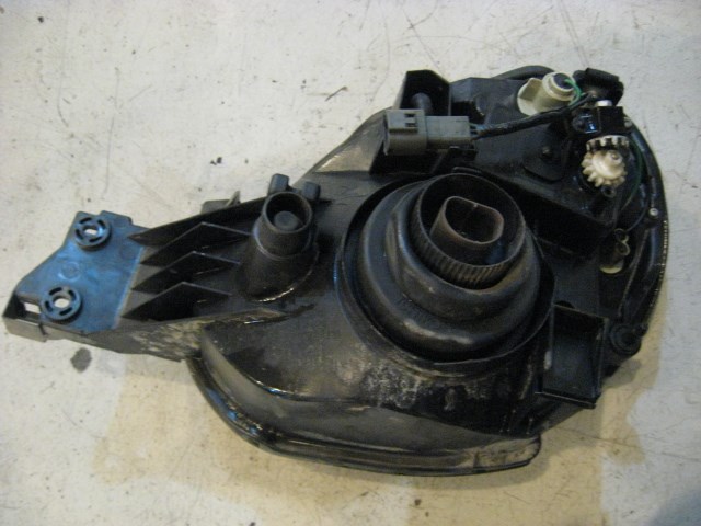 02 Subaru IMPREZA RH Passenger Headlight R9849