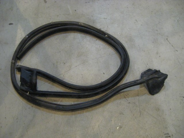 02 Subaru IMPREZA Front RH Passenger Door Seal  R9914