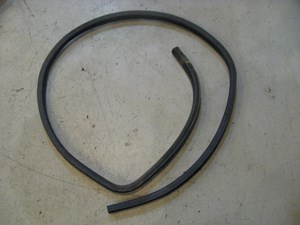 02 Subaru IMPREZA Front RH Door Seal  R9923