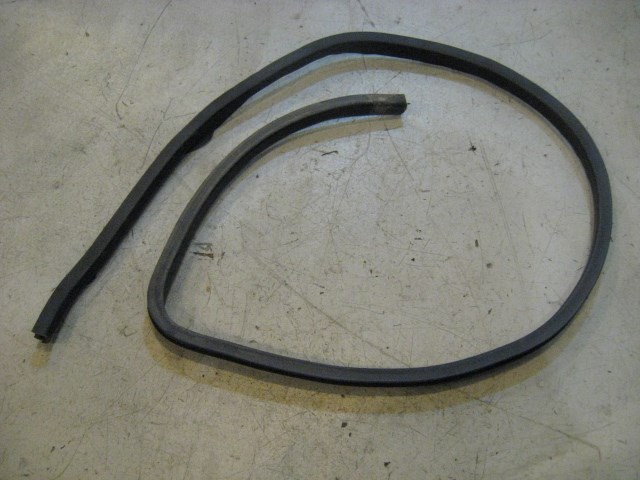 02 Subaru IMPREZA Front LH Driver Door Seal  R9935