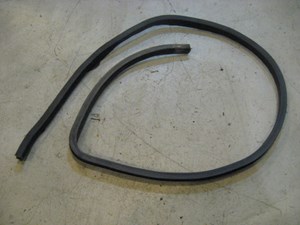 02 Subaru IMPREZA Front LH Driver Door Seal  R9935