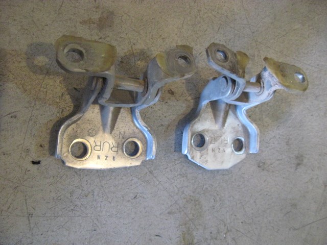02 Subaru IMPREZA Rear RH Door Hinges  R10009
