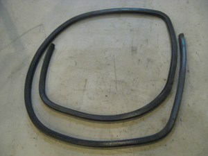 96 Volkswagen JETTA Front RH Passenger Door Seal  R11022