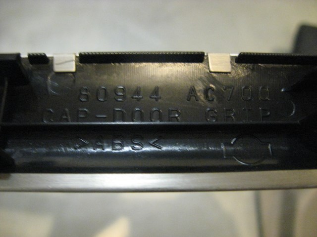 06 Infiniti G35 Front RH Grab Handle Trim Cover 80944 AC700 R20148