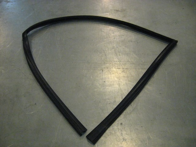 06 Infiniti G35 Front RH Upper Door Seal  R20158