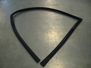 06 Infiniti G35 Front RH Upper Door Seal  R20158