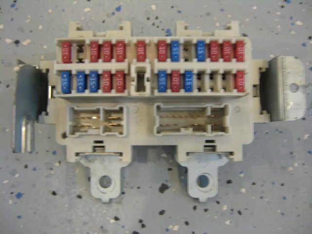 04 Nissan 350Z Interior Fuse Box AM600 