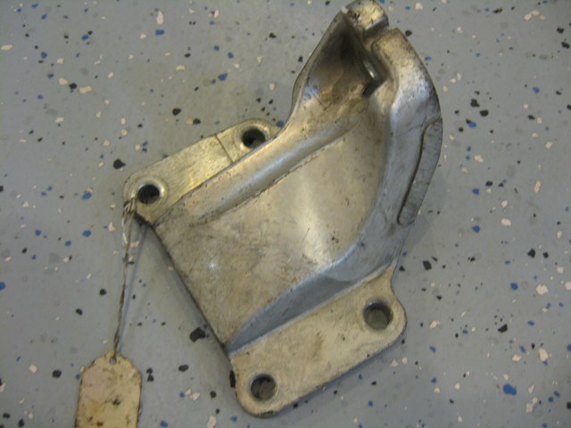 05 Nissan 350Z RH Passenger Engine Bracket  R2001
