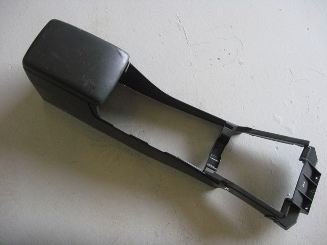 05 Subaru IMPREZA Center Console Arm Rest Scuffed  R3334