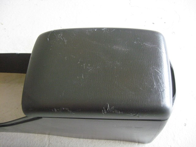 05 Subaru IMPREZA Center Console Arm Rest Scuffed  R3334