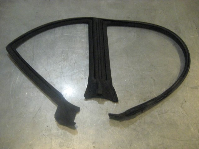 01 Subaru LEGACY Right Passenger ABC Pillar Body Seal  R17125